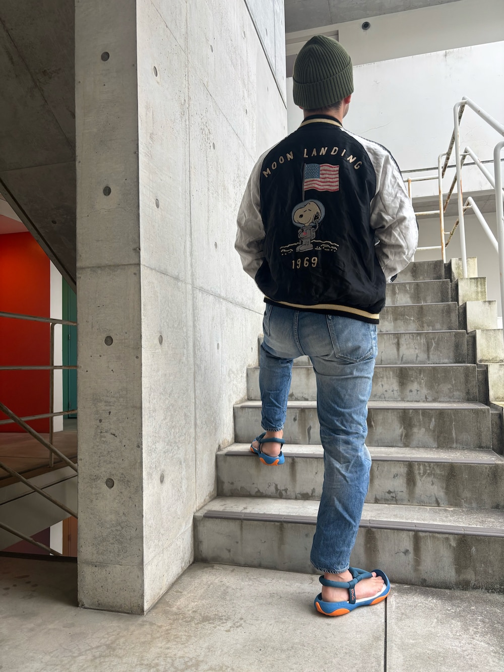 その他のスカジャン、ブルー系のデニムパンツ、グリーン系のニットキャップ/ビーニーを着用したメンズの春コーディネートの4枚目の写真