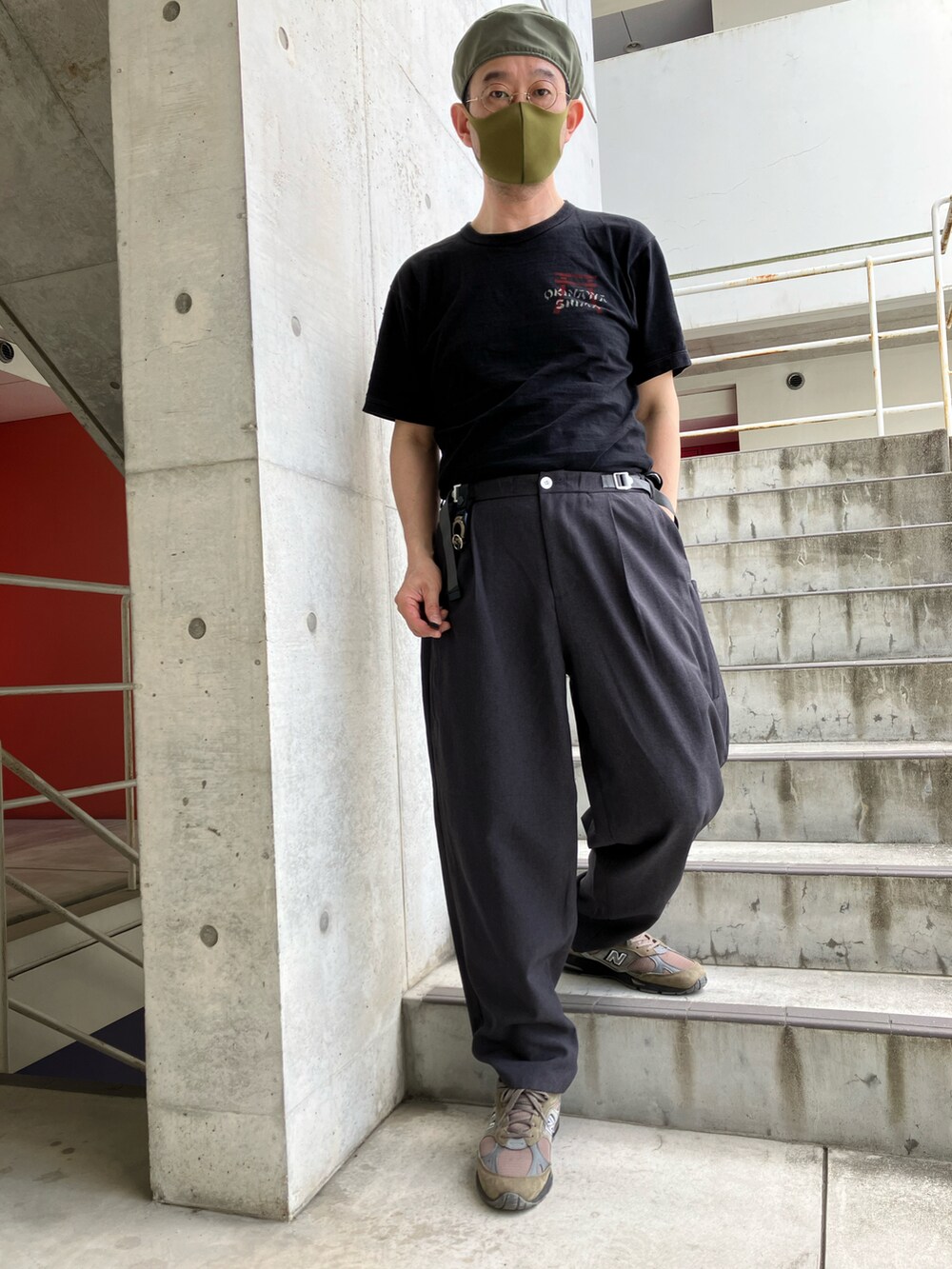 グリーン系のシャツ/ブラウス、グレー系のその他パンツ、グリーン系のスニーカーを着用したメンズの夏コーディネートの4枚目の写真