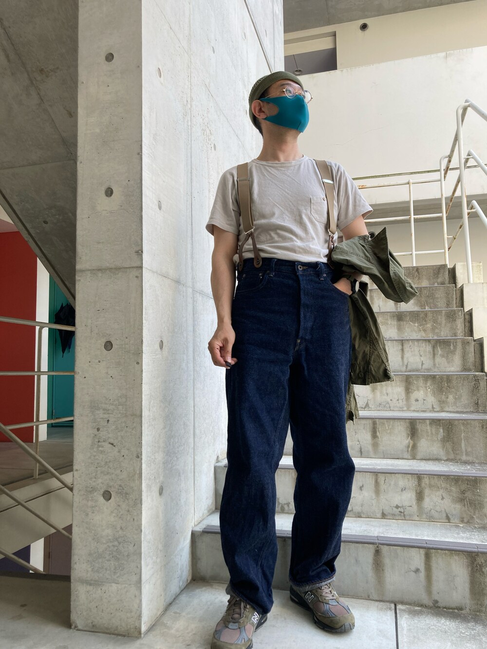 シルバー系のTシャツ/カットソー、グリーン系のシャツ/ブラウス、ブルー系のデニムパンツを着用したメンズの春コーディネートの3枚目の写真