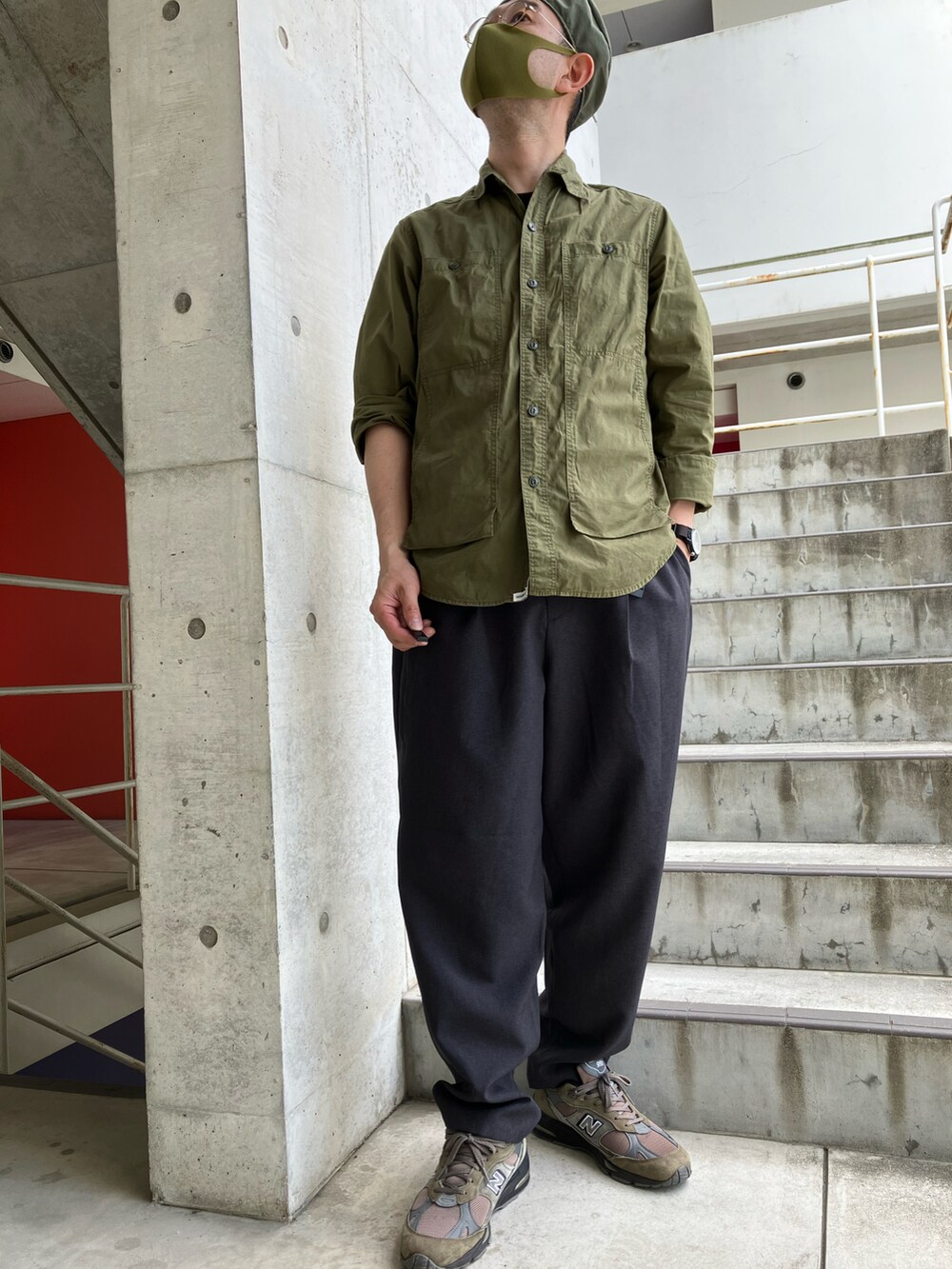 グリーン系のシャツ/ブラウス、グレー系のその他パンツ、グリーン系のスニーカーを着用したメンズの夏コーディネートの3枚目の写真