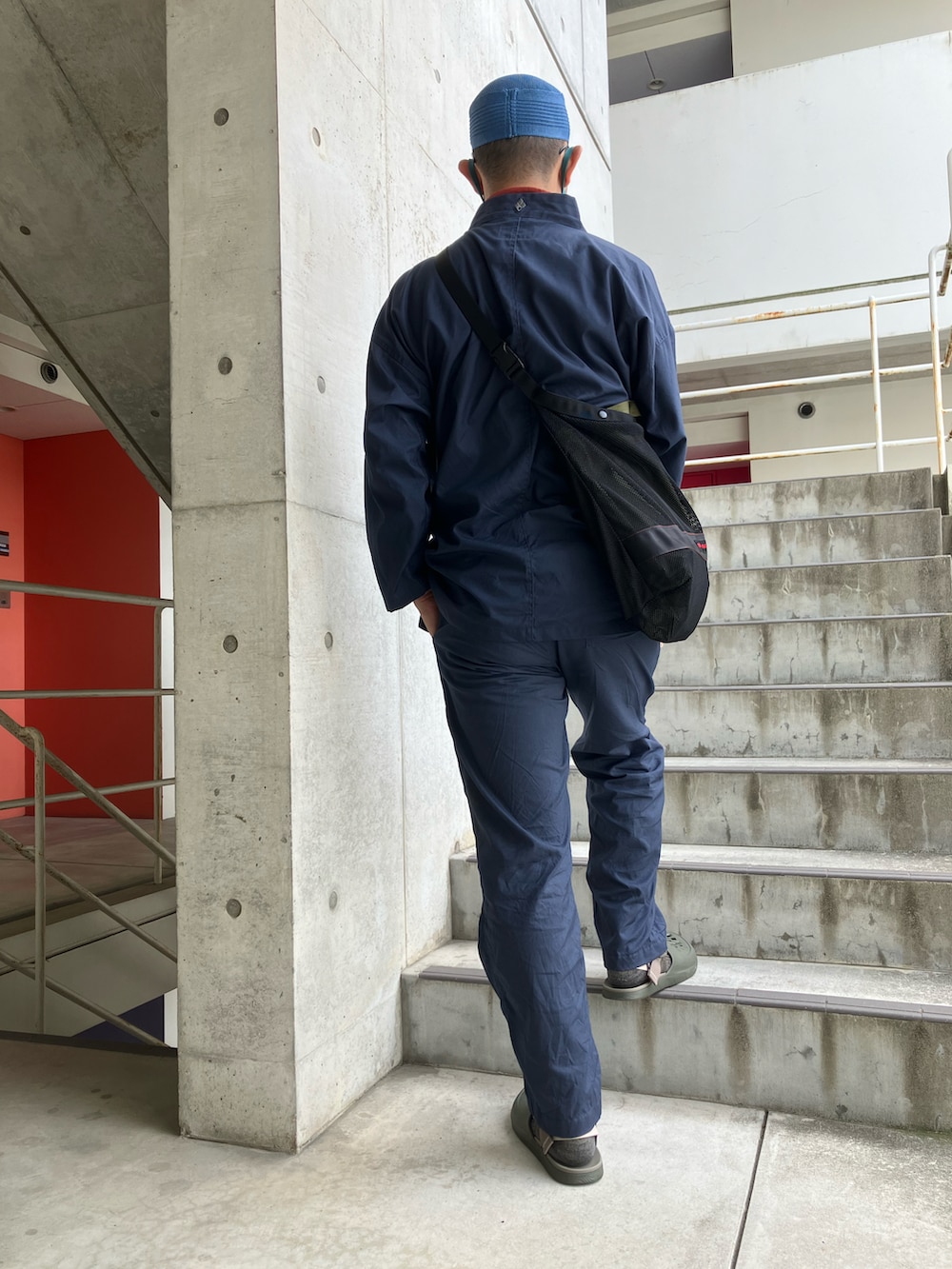 ブルー系のその他アウター、ブルー系のその他パンツ、グリーン系のその他シューズを着用したメンズの春コーディネートの3枚目の写真