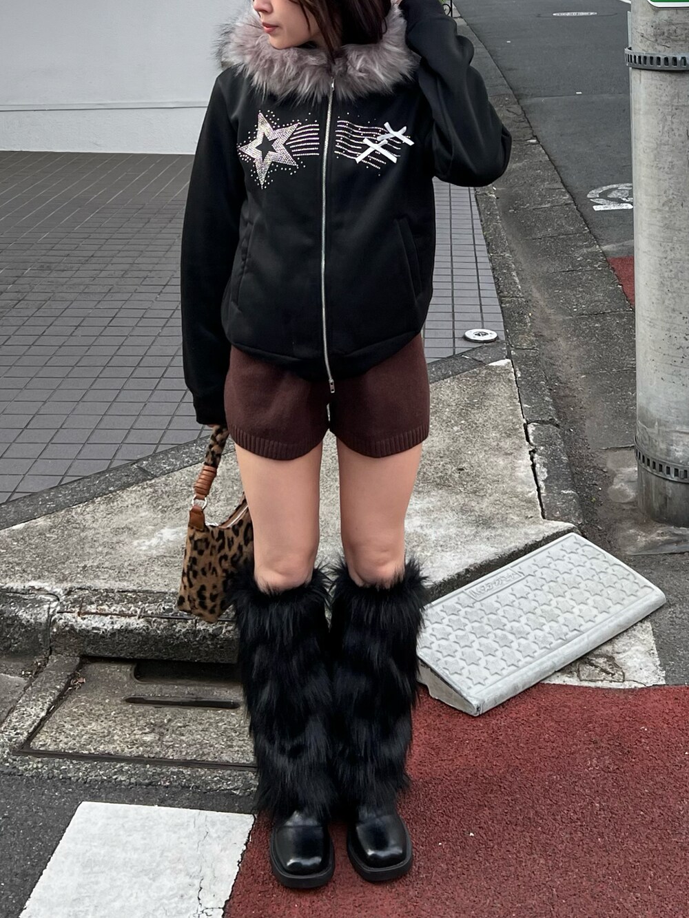 ブラック系のパーカー、その他のハンドバッグ、ブラック系のレッグウォーマーを着用したレディースの冬コーディネートの2枚目の写真