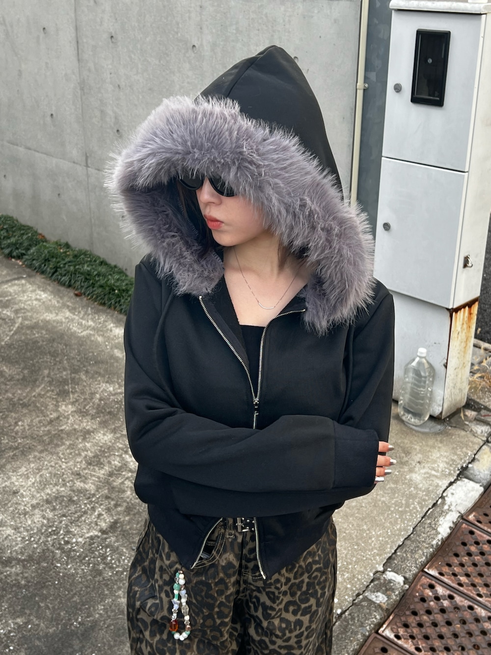 「冬コーデ、ファー、レオパード、クリスマスに着たい服、マイベストコーデ2024、休日スタイル、y2k、パーカー」｜「MEMECLEの【 MEMECLE / メメクル 】ファー フードダブルジップパーカー（パーカー、ブラック系）」を使った、MEMECLEさん（レディース・148cm）の冬コーディネートの3枚目の写真