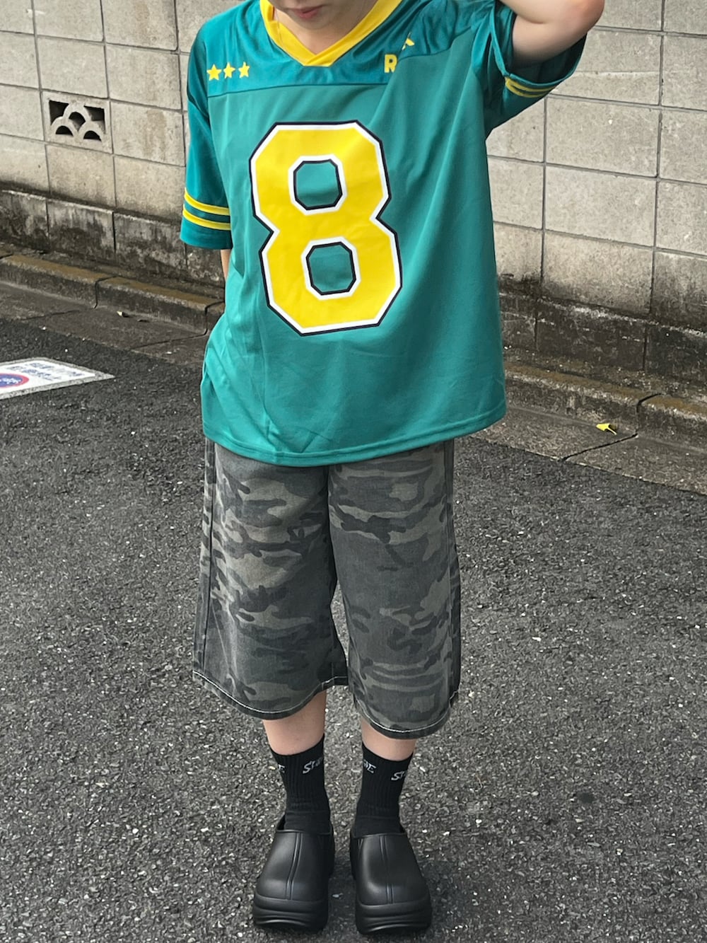 「ゲームシャツ、ユニフォーム、お出かけコーデ、サンダル、カモフラ、ハーフパンツ、スポーツミックス、ブロケットコア、夏コーデ」｜「MEMECLEの【 MEMECLE / メメクル 】オーバーサイズユニフォーム ゲームシャツ（Tシャツ/カットソー、グリーン系）」を使った、MEMECLEさん（レディース・148cm）の夏コーディネートの3枚目の写真