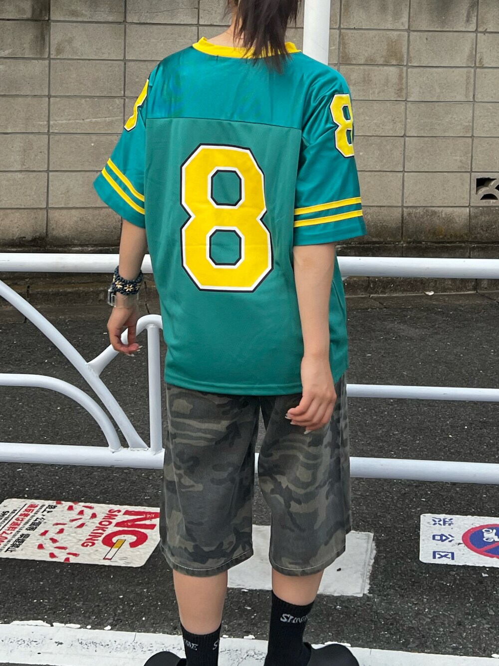 「ゲームシャツ、ユニフォーム、お出かけコーデ、サンダル、カモフラ、ハーフパンツ、スポーツミックス、ブロケットコア、夏コーデ」｜「MEMECLEの【 MEMECLE / メメクル 】オーバーサイズユニフォーム ゲームシャツ（Tシャツ/カットソー、グリーン系）」を使った、MEMECLEさん（レディース・148cm）の夏コーディネートの2枚目の写真