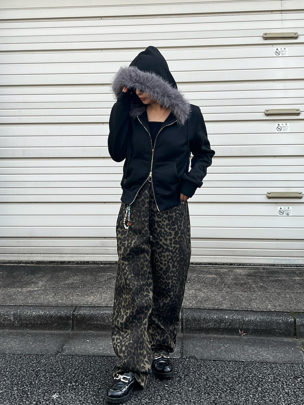 「冬コーデ、ファー、レオパード、クリスマスに着たい服、マイベストコーデ2024、休日スタイル、y2k、パーカー」｜「MEMECLEの【 MEMECLE / メメクル 】ファー フードダブルジップパーカー（パーカー、ブラック系）」を使った、MEMECLEさん（レディース・148cm）の冬コーディネートの2枚目の写真