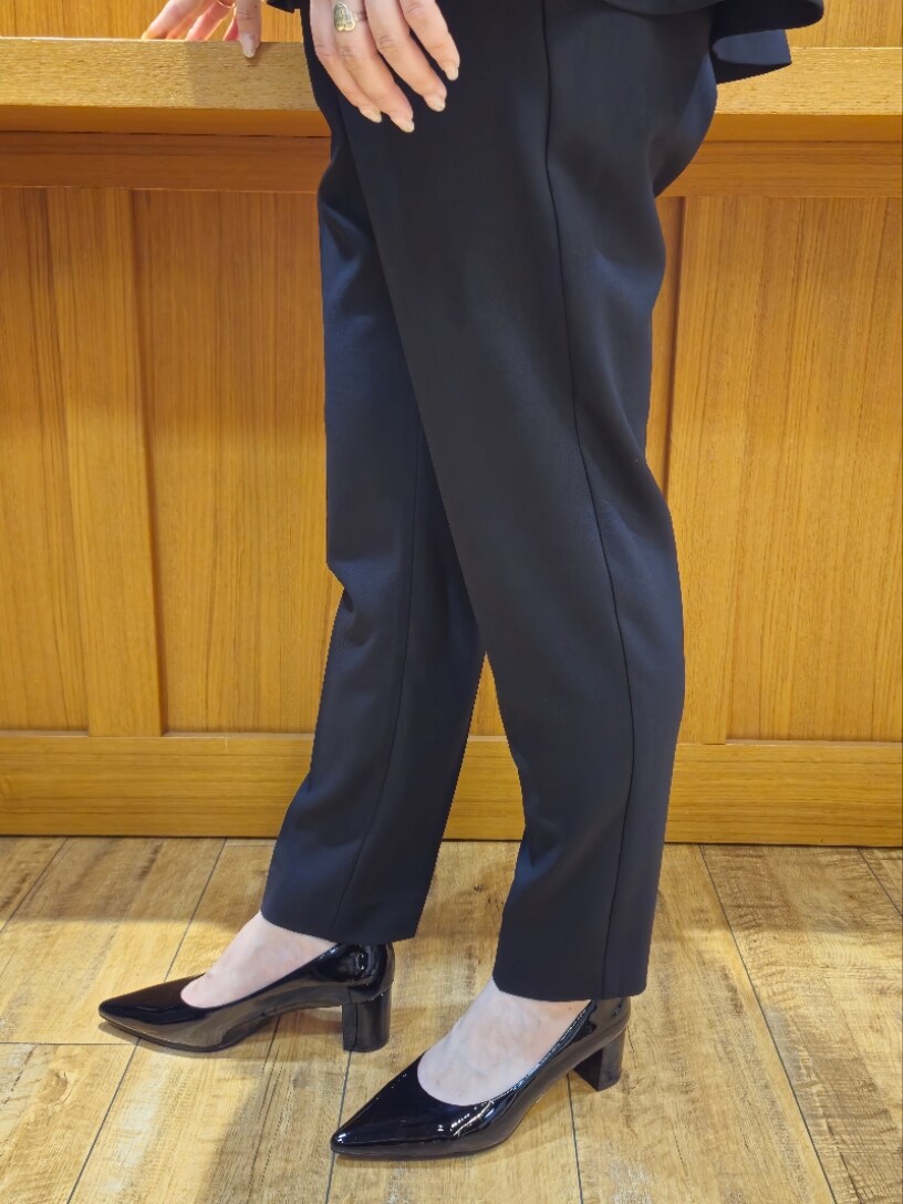 ブルー系のパンツドレス、ブラック系のシャツ/ブラウスを着用したレディースの夏コーディネートの5枚目の写真