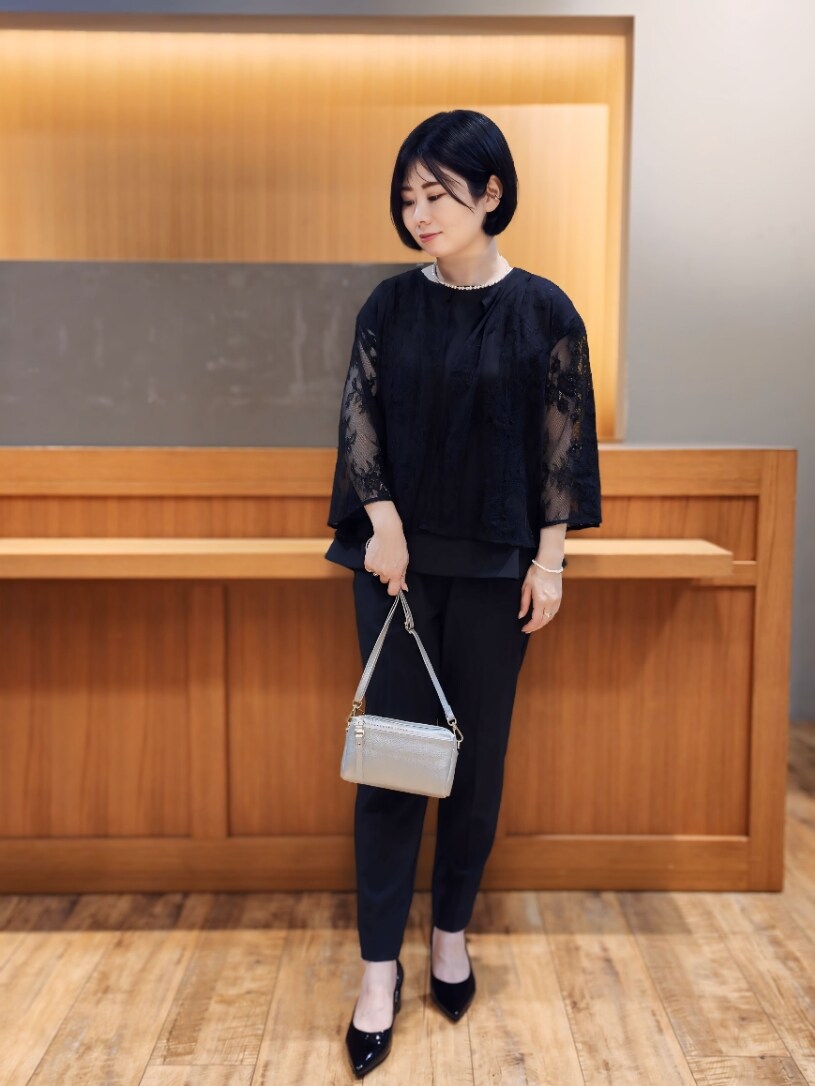 ブルー系のパンツドレス、ブラック系のシャツ/ブラウスを着用したレディースの夏コーディネートの2枚目の写真