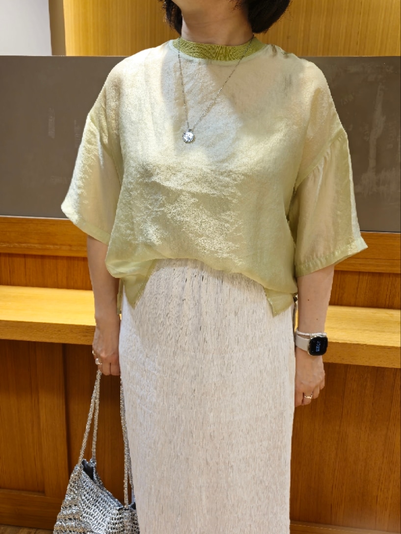 グリーン系のシャツ/ブラウス、ブラック系のスカート、シルバー系のネックレスを着用したレディースの夏コーディネートの2枚目の写真