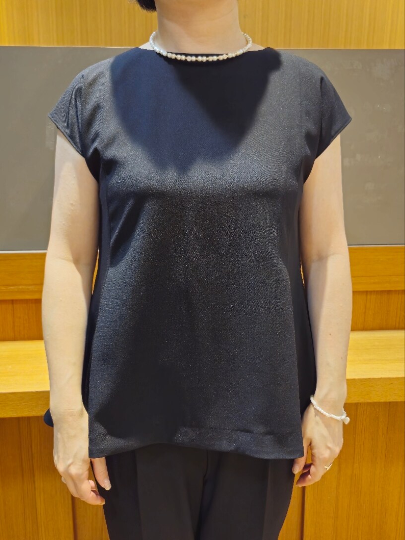 ブルー系のパンツドレス、ブラック系のシャツ/ブラウスを着用したレディースの夏コーディネートの4枚目の写真