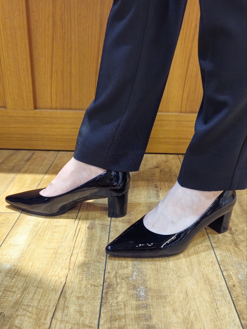 ブルー系のパンツドレス、ブラック系のシャツ/ブラウスを着用したレディースの夏コーディネートの6枚目の写真