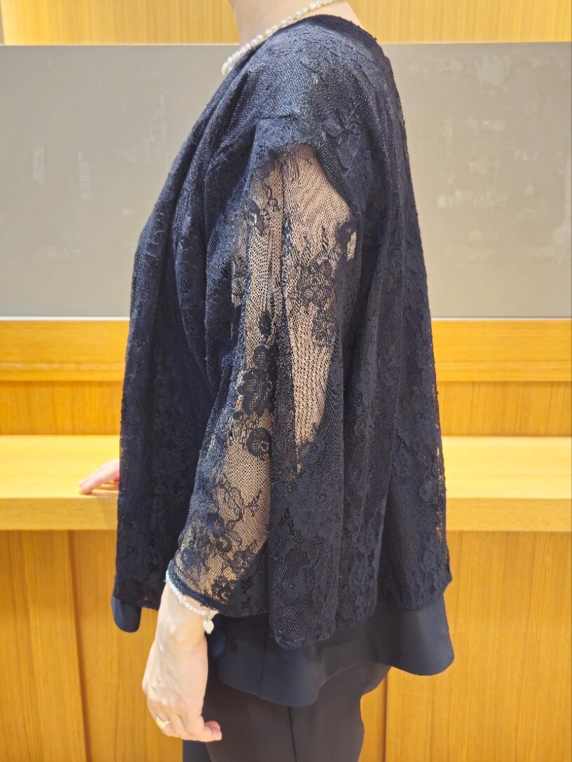 ブルー系のパンツドレス、ブラック系のシャツ/ブラウスを着用したレディースの夏コーディネートの3枚目の写真