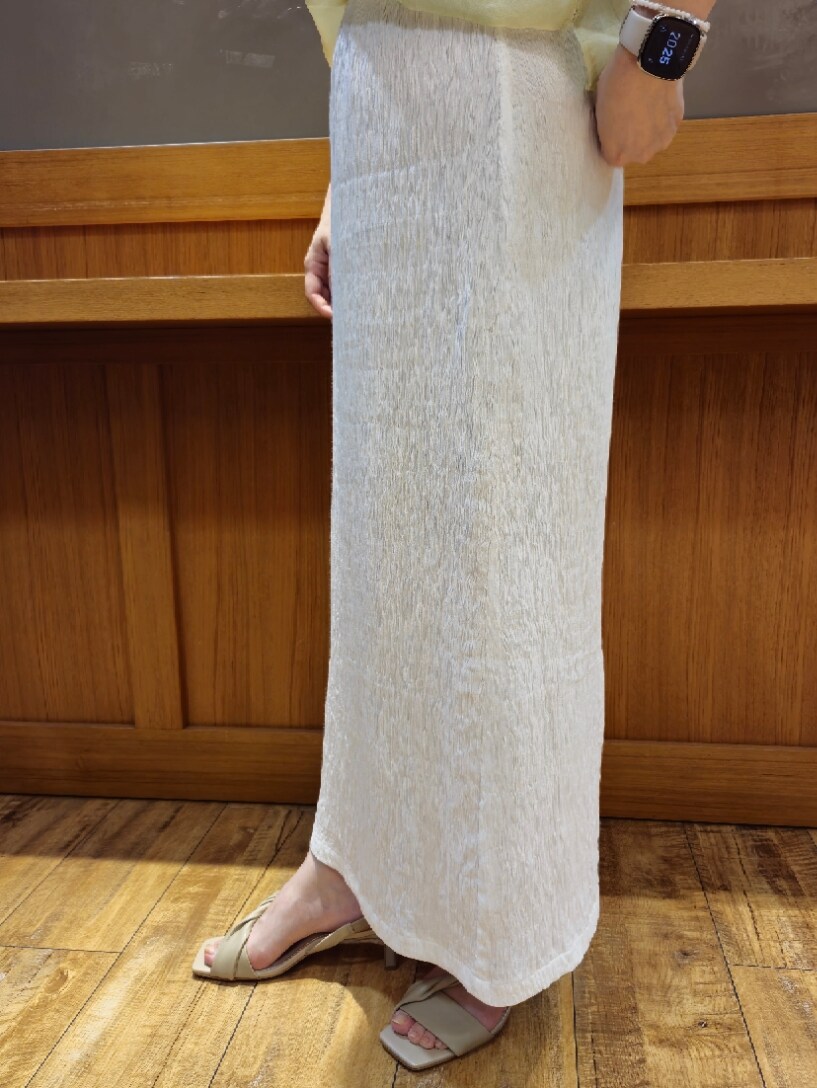 グリーン系のシャツ/ブラウス、ブラック系のスカート、シルバー系のネックレスを着用したレディースの夏コーディネートの3枚目の写真