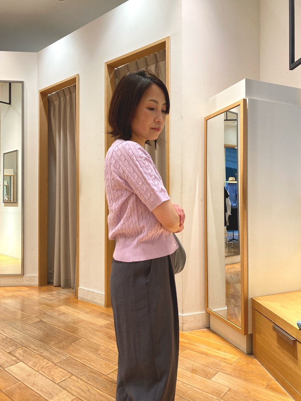 シルバー系のトートバッグ、グレー系のスラックス、パープル系のカーディガン/ボレロを着用したレディースの春コーディネートの9枚目の写真