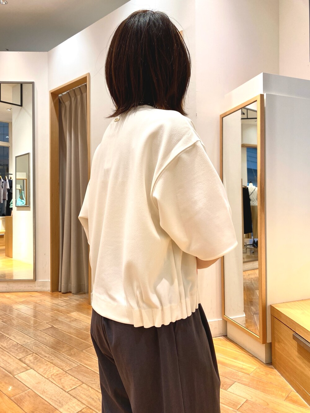 ホワイト系のTシャツ/カットソー、シルバー系のトートバッグ、グレー系のその他パンツを着用したレディースの春コーディネートの5枚目の写真