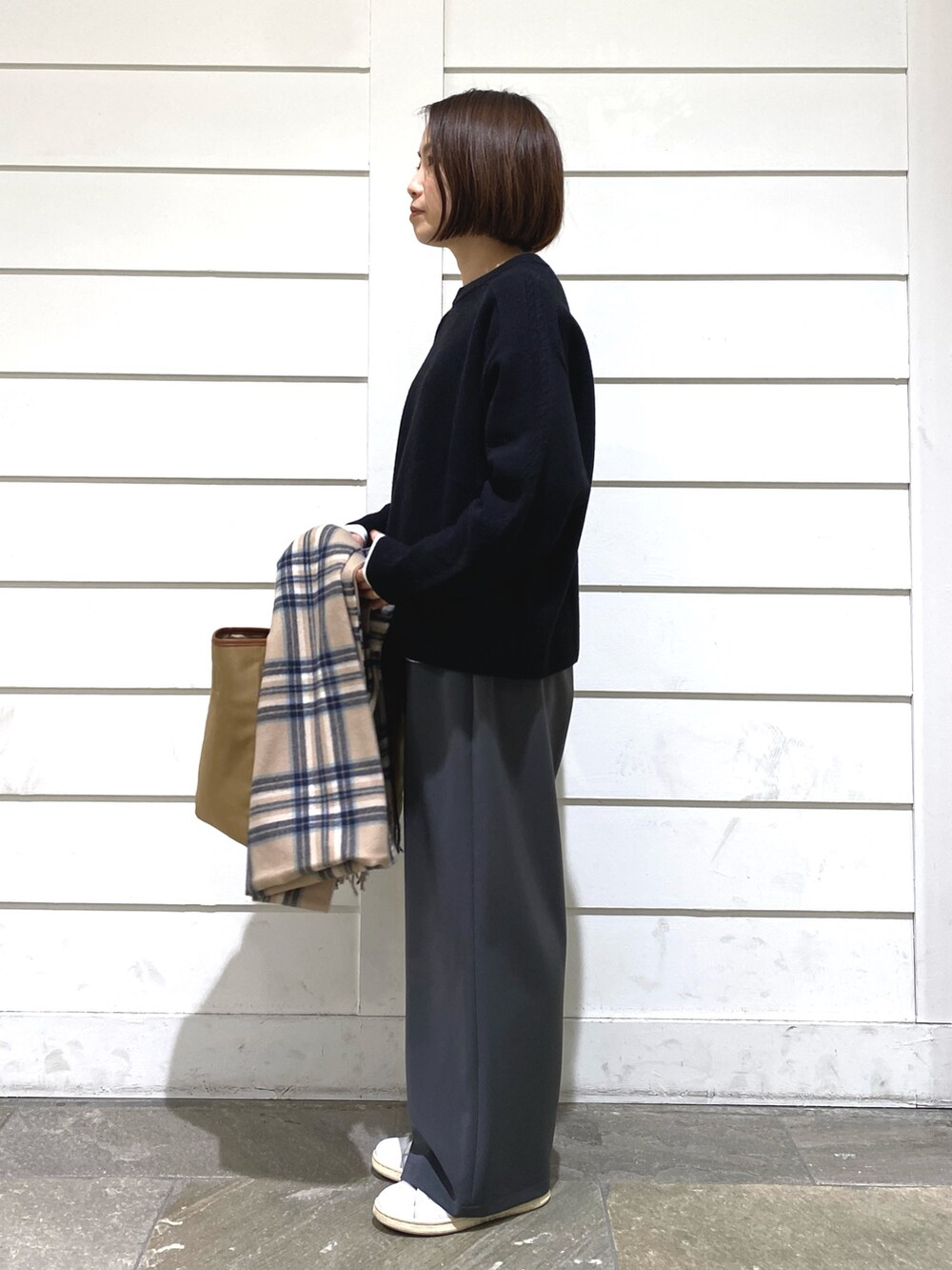 ブラック系のニット/セーター、イエロー系のショルダーバッグ、グレー系のその他パンツを着用したレディースの冬コーディネートの3枚目の写真