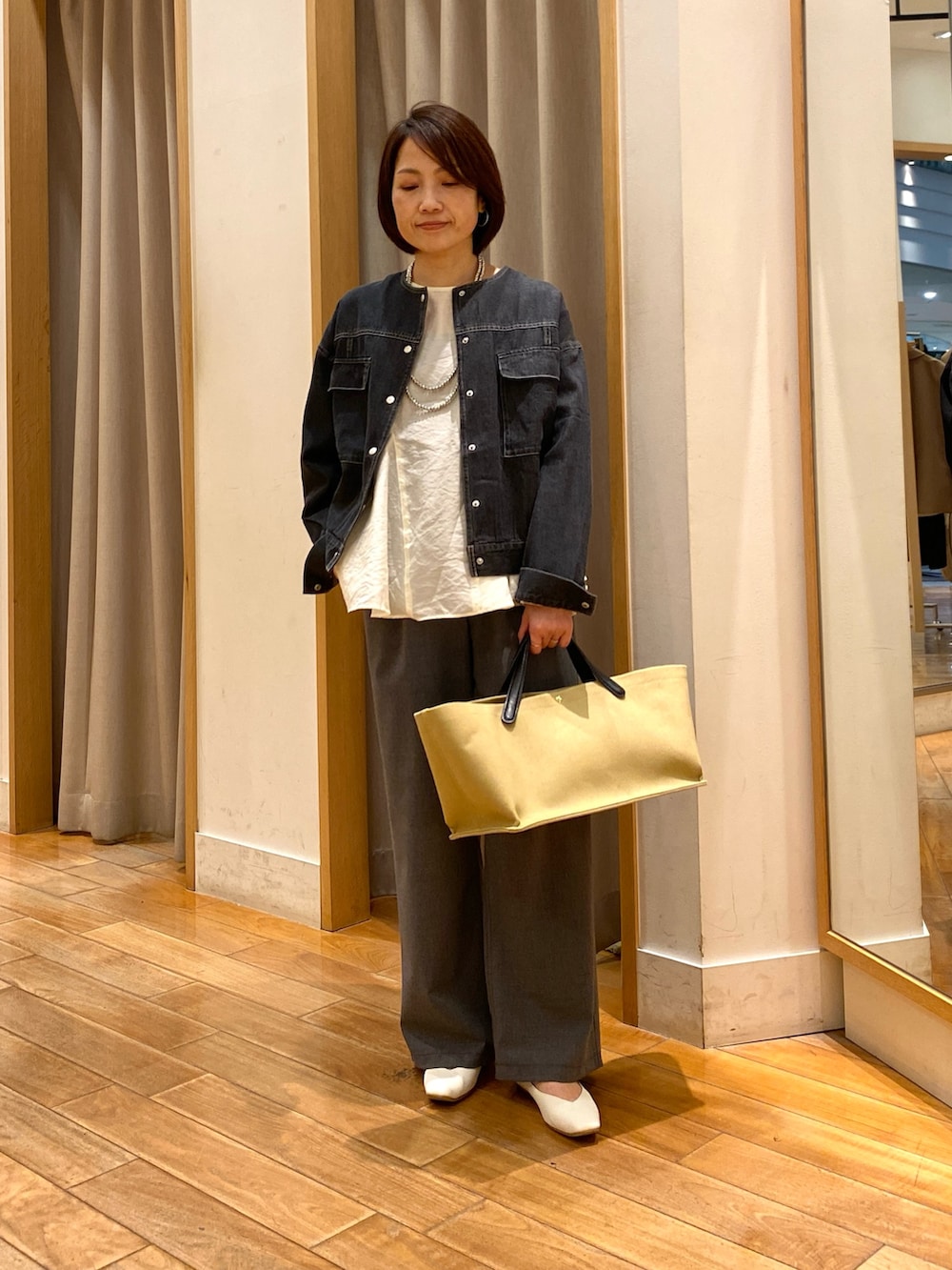 グレー系のその他パンツ、ホワイト系のシャツ/ブラウス、ブラック系のノーカラージャケットを着用したレディースの春コーディネートの4枚目の写真