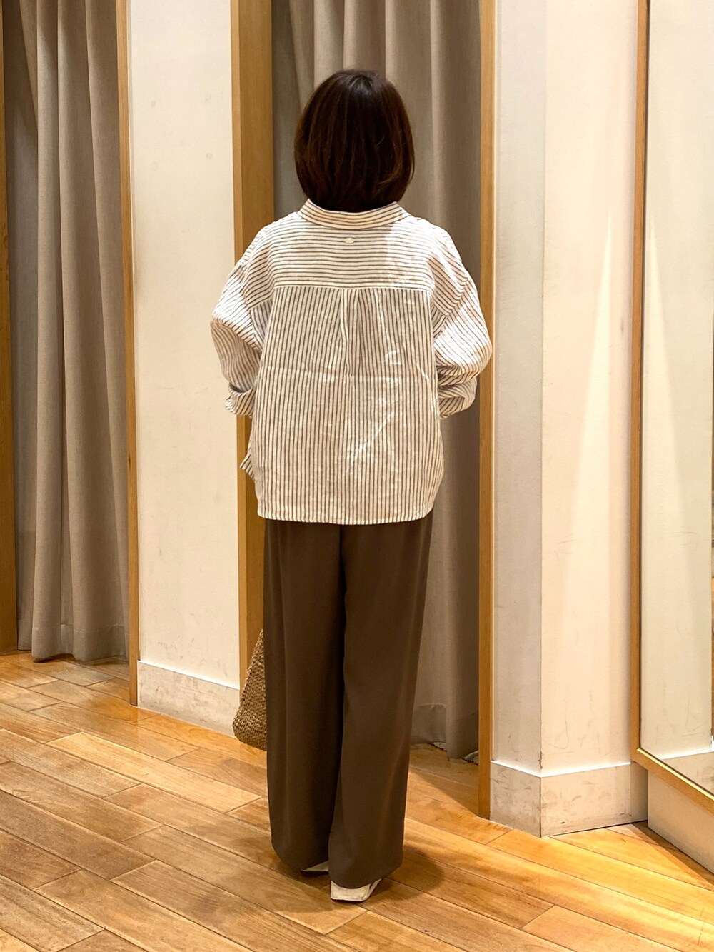 ブラウン系のその他パンツ、ベージュ系のトートバッグ、ベージュ系のシャツ/ブラウスを着用したレディースの春コーディネートの9枚目の写真