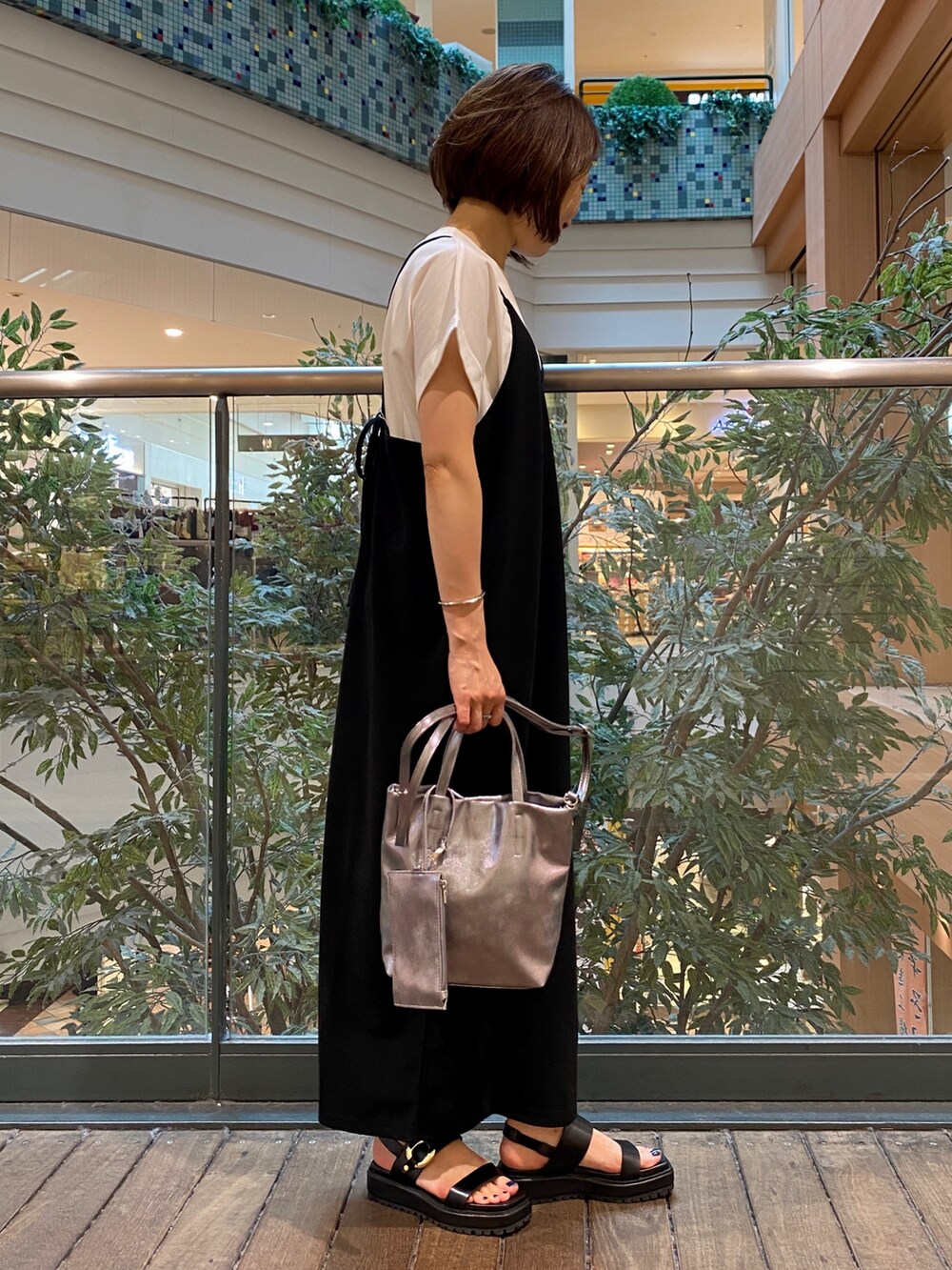 ブラック系のワンピース、シルバー系のショルダーバッグ、ホワイト系のTシャツ/カットソーを着用したレディースの夏コーディネートの3枚目の写真