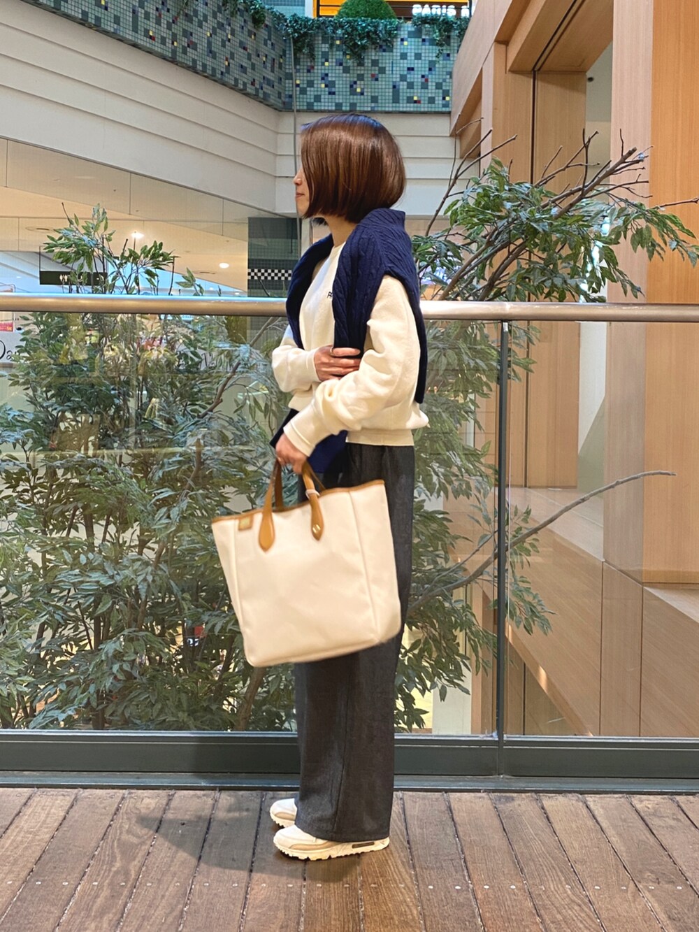 ホワイト系のニット/セーター、ブルー系のニット/セーター、イエロー系のショルダーバッグを着用したレディースの冬コーディネートの3枚目の写真