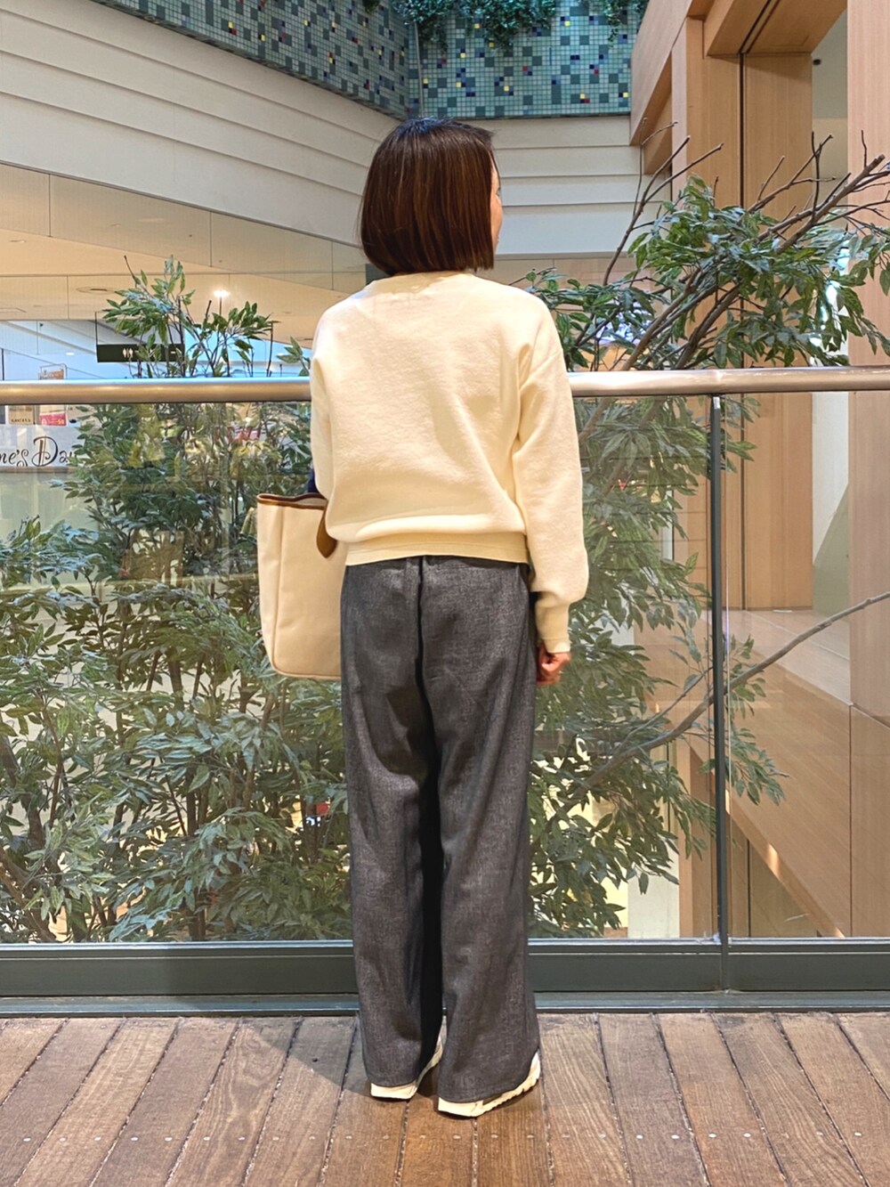 ホワイト系のニット/セーター、ブルー系のニット/セーター、イエロー系のショルダーバッグを着用したレディースの冬コーディネートの7枚目の写真