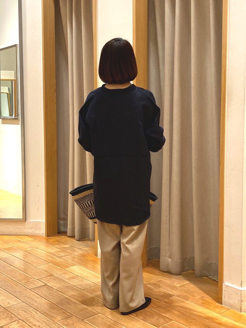 ブルー系のシャツ/ブラウス、グレー系のタンクトップ、ベージュ系のその他パンツを着用したレディースの春コーディネートの6枚目の写真