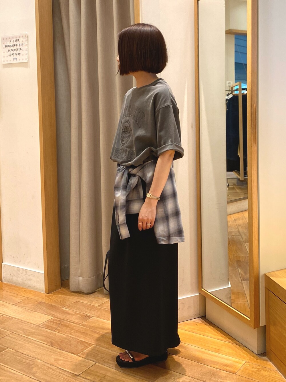 グレー系のシャツ/ブラウス、ブラック系のスカート、ブラック系のショルダーバッグを着用したレディースの夏コーディネートの4枚目の写真