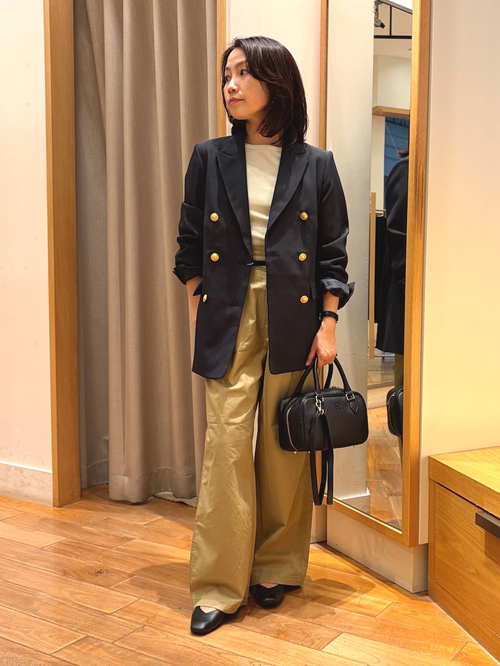 ベージュ系のその他パンツ、ブルー系のテーラードジャケット、ホワイト系のTシャツ/カットソーを着用したレディースの秋コーディネートの5枚目の写真