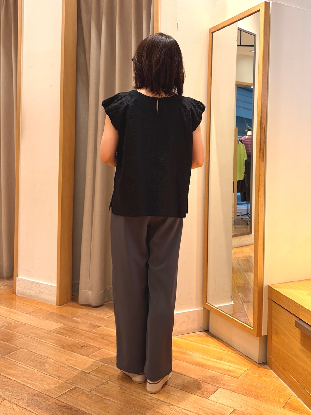ブラック系のシャツ/ブラウス、グレー系のその他パンツ、シルバー系のかごバッグを着用したレディースの夏コーディネートの8枚目の写真