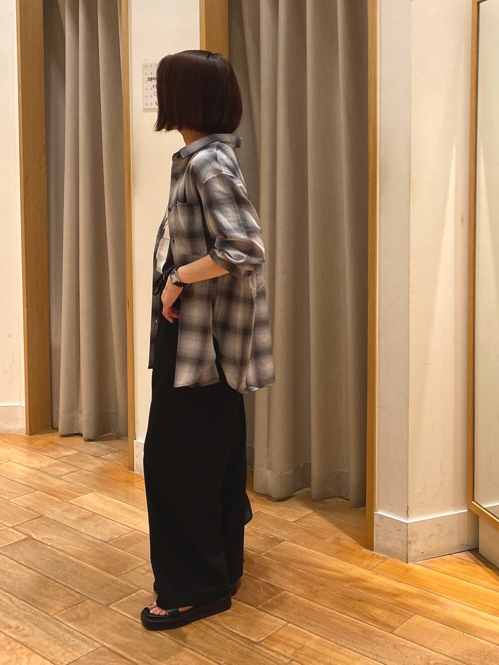 グレー系のシャツ/ブラウス、グレー系のTシャツ/カットソー、ブラック系のショルダーバッグを着用したレディースの夏コーディネートの5枚目の写真