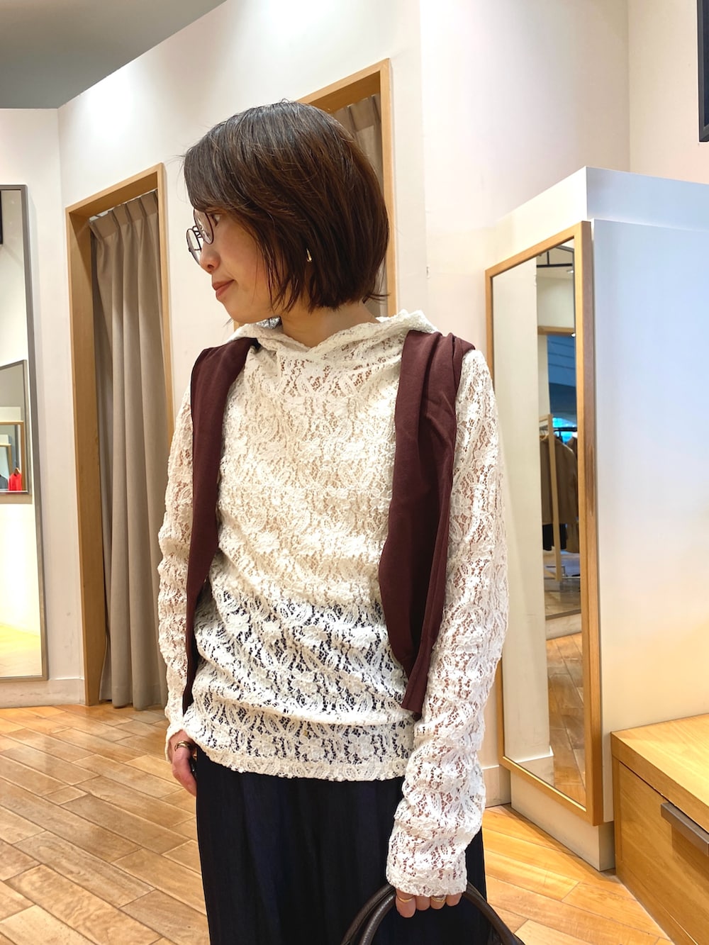 ホワイト系のTシャツ/カットソー、ホワイト系のショルダーバッグを着用したレディースの春コーディネートの2枚目の写真