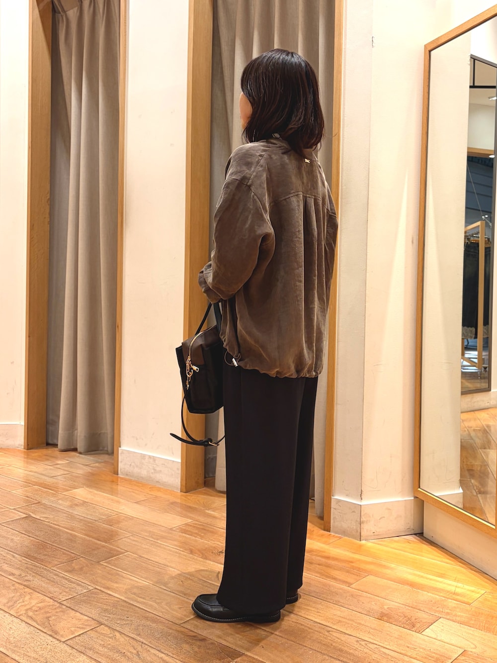 ブラック系のその他パンツ、ホワイト系のTシャツ/カットソー、ブラック系のボストンバッグを着用したレディースの秋コーディネートの6枚目の写真