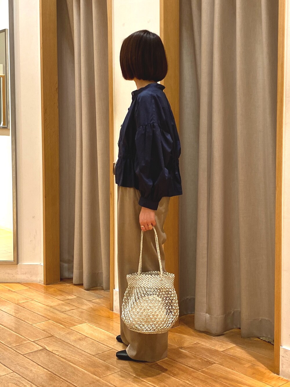 ホワイト系のタンクトップ、ブルー系のシャツ/ブラウス、ベージュ系のその他パンツを着用したレディースの春コーディネートの4枚目の写真