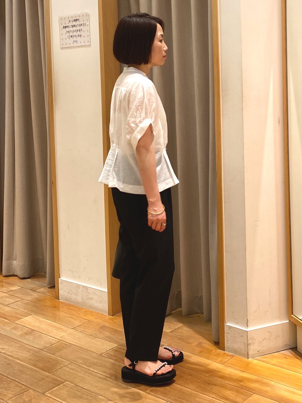 ホワイト系のシャツ/ブラウス、ブラック系のその他パンツ、ブラック系のショルダーバッグを着用したレディースの夏コーディネートの4枚目の写真