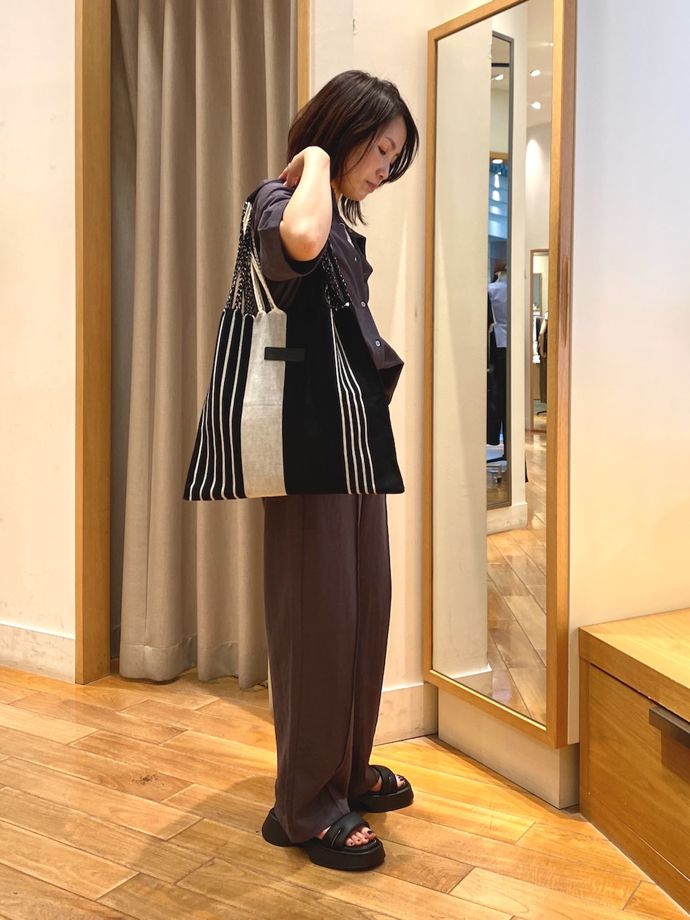 グレー系のその他パンツ、ホワイト系のトートバッグ、グレー系のシャツ/ブラウスを着用したレディースの夏コーディネートの5枚目の写真