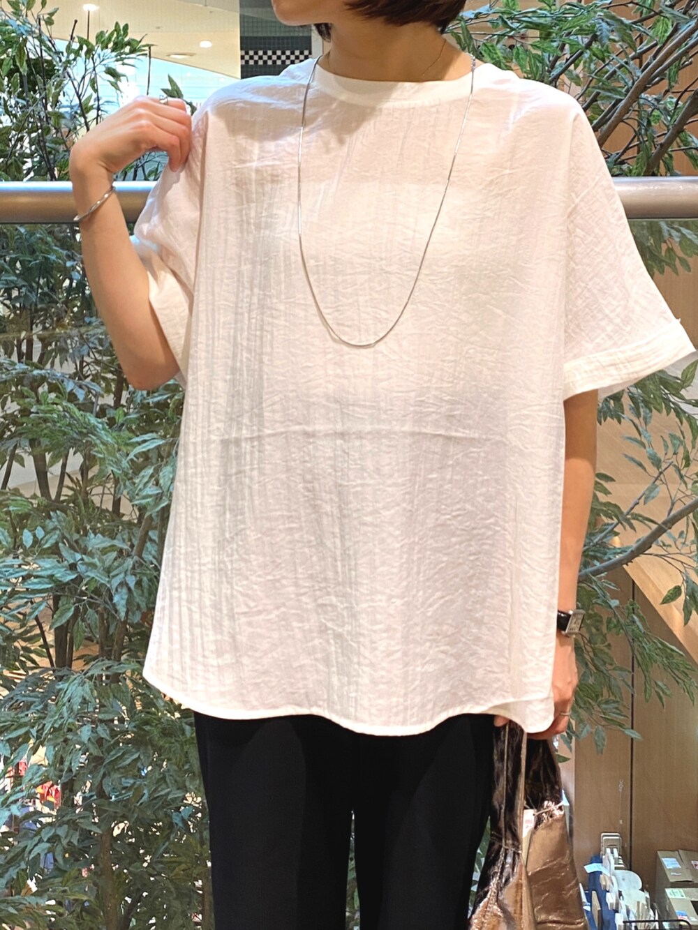 ホワイト系のシャツ/ブラウス、ブラック系のその他パンツ、シルバー系のトートバッグを着用したレディースの夏コーディネートの7枚目の写真