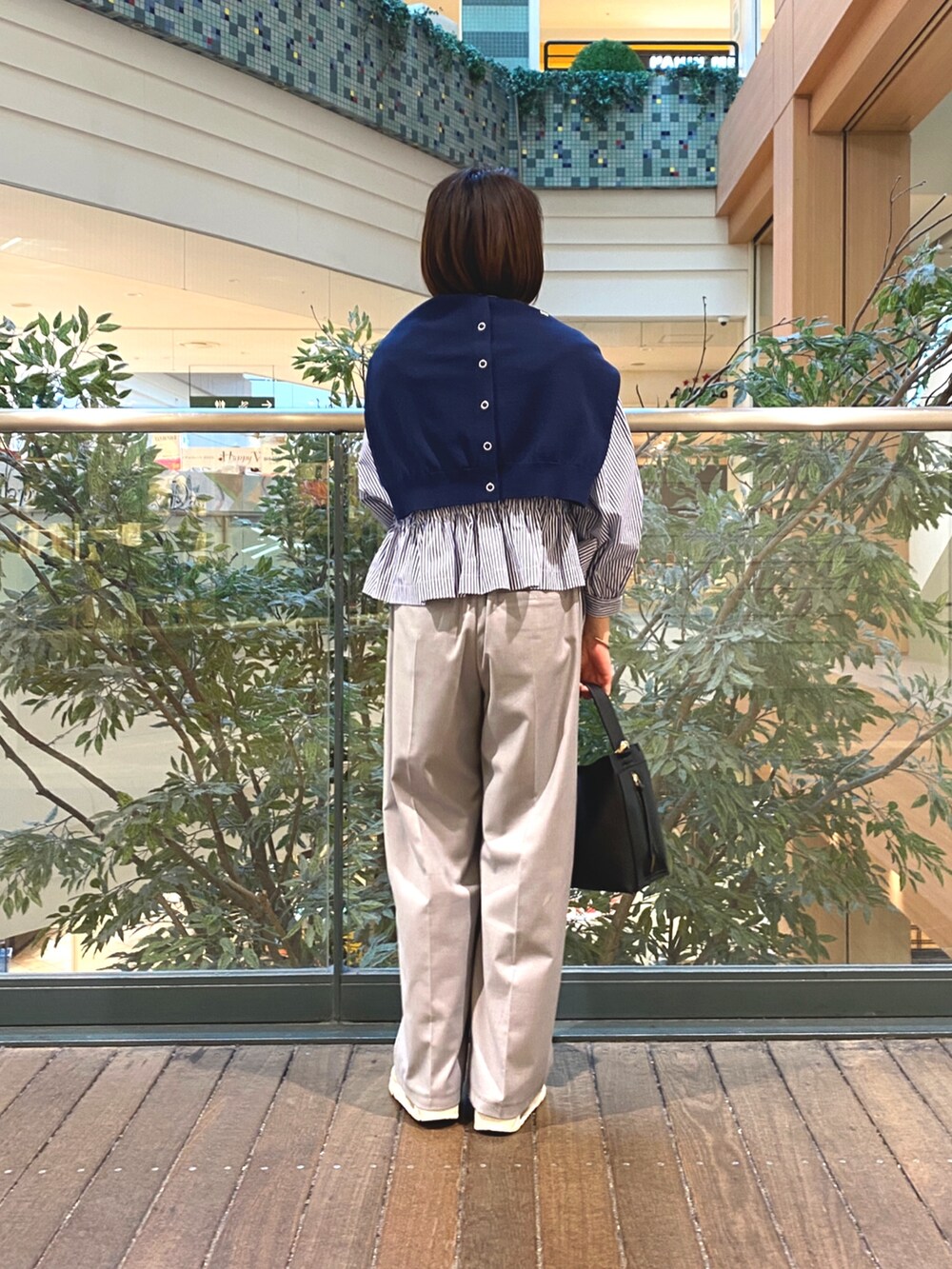 ブルー系のシャツ/ブラウス、ブルー系のカーディガン/ボレロ、グレー系のその他パンツを着用したレディースの冬コーディネートの3枚目の写真