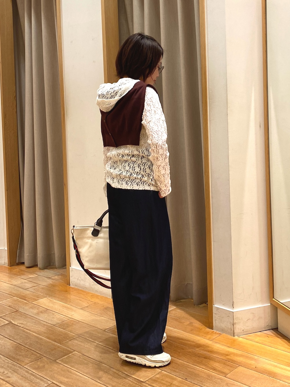 ホワイト系のTシャツ/カットソー、ホワイト系のショルダーバッグを着用したレディースの春コーディネートの5枚目の写真