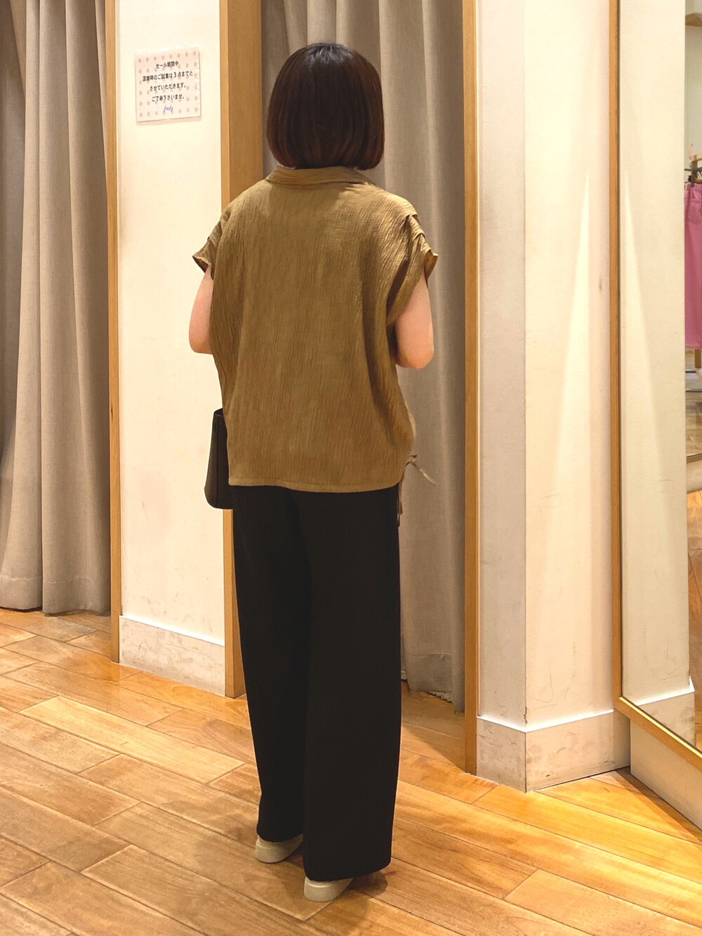 ブラック系のその他パンツ、イエロー系のシャツ/ブラウス、ブラック系のショルダーバッグを着用したレディースの夏コーディネートの6枚目の写真