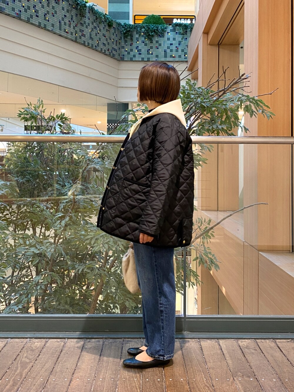 ホワイト系のスウェット、ブラック系のブルゾン、ブラック系のその他トップスを着用したレディースの冬コーディネートの5枚目の写真