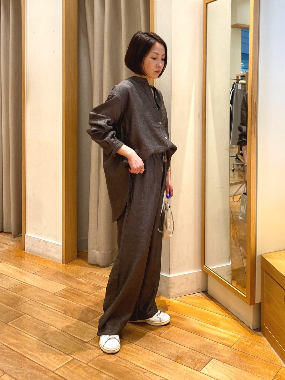 ブラウン系のシャツ/ブラウス、ブラウン系のその他パンツ、ホワイト系のショルダーバッグを着用したレディースの春コーディネートの3枚目の写真