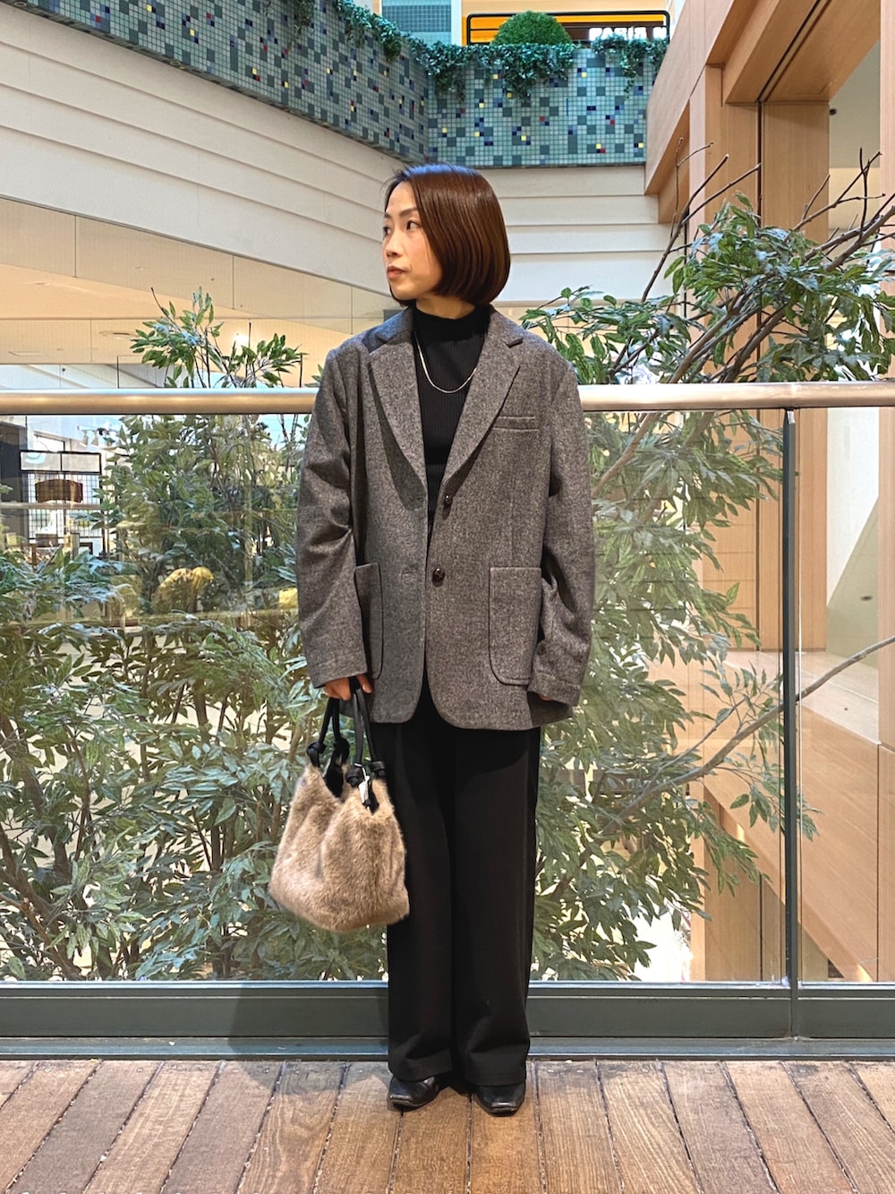 ブラック系のその他トップス、グレー系のテーラードジャケット、ブラック系のその他パンツを着用したレディースの秋コーディネートの3枚目の写真