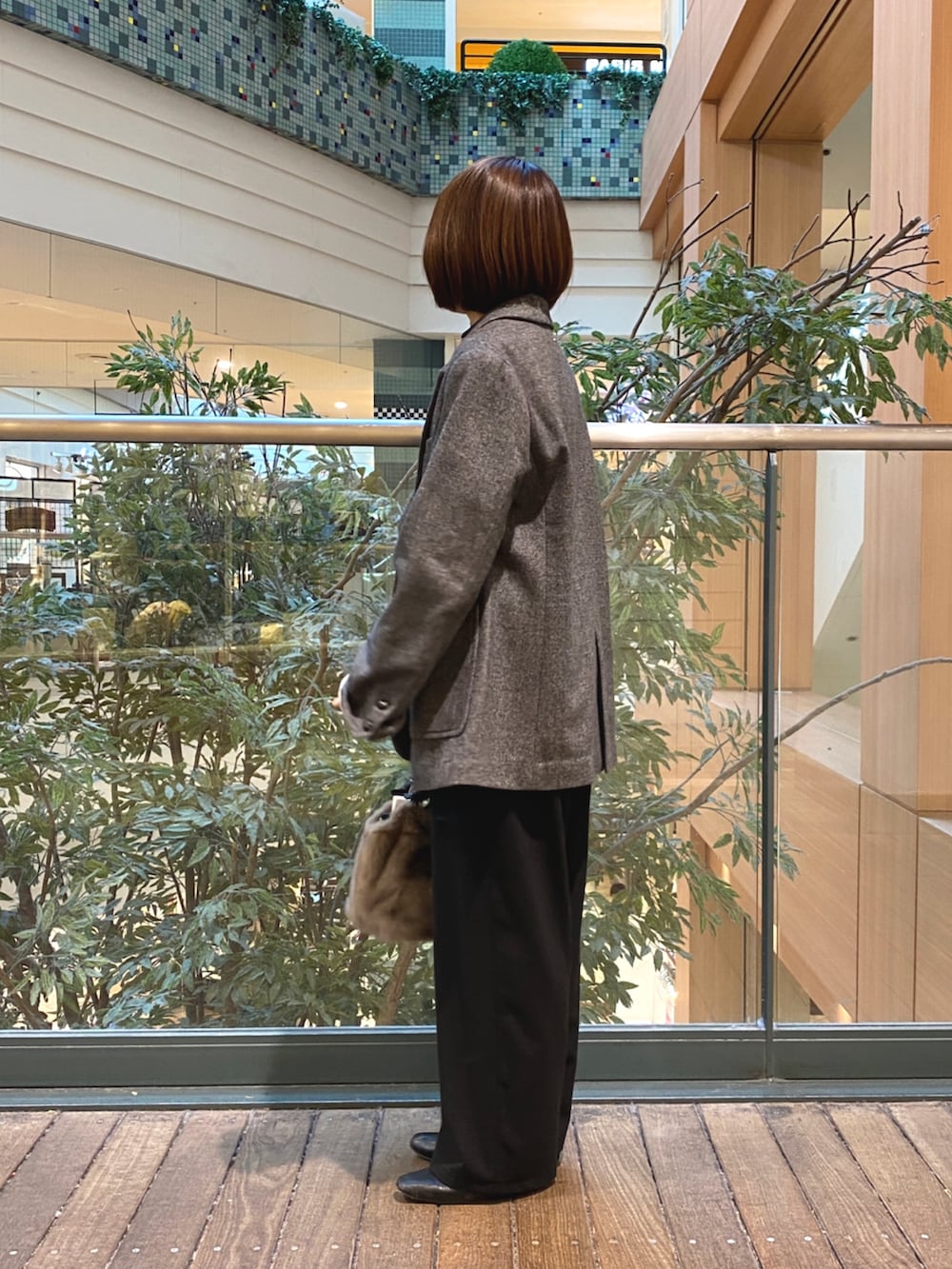 ブラック系のその他トップス、グレー系のテーラードジャケット、ブラック系のその他パンツを着用したレディースの秋コーディネートの4枚目の写真