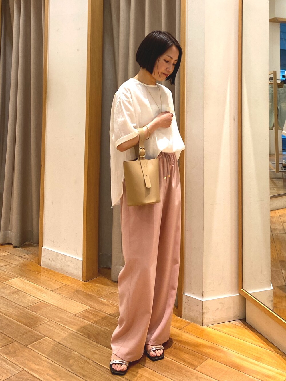 ピンク系のその他パンツ、ベージュ系のショルダーバッグ、ブルー系のカーディガン/ボレロを着用したレディースの春コーディネートの8枚目の写真