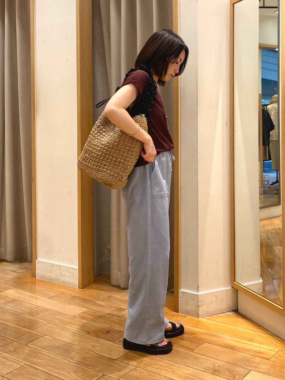 ブラウン系のTシャツ/カットソー、ブラック系のショルダーバッグ、ゴールド系のネックレスを着用したレディースの夏コーディネートの5枚目の写真