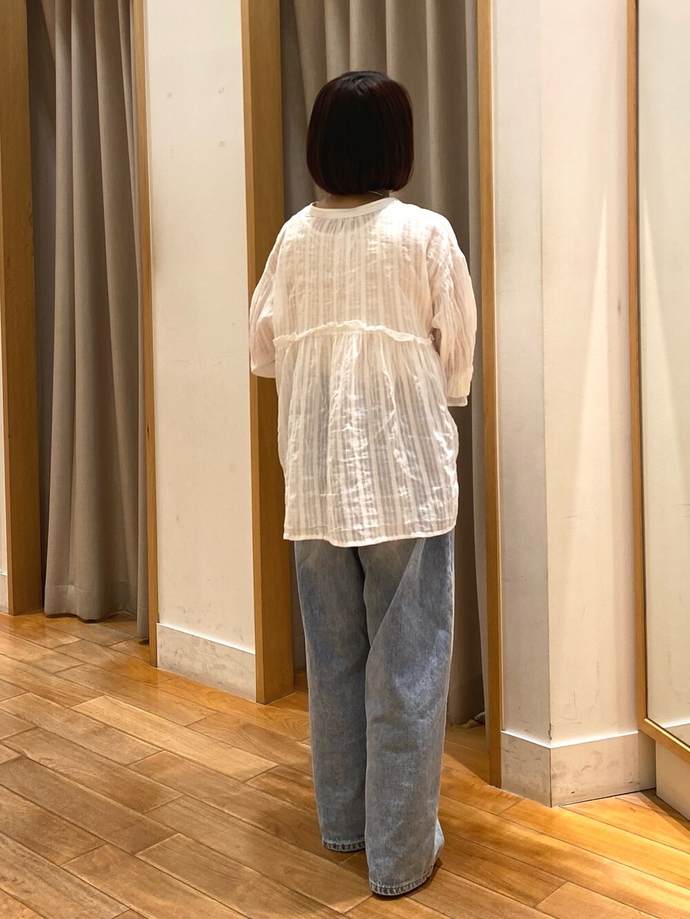 ホワイト系のシャツ/ブラウス、ブラウン系のかごバッグ、ブルー系のデニムパンツを着用したレディースの夏コーディネートの6枚目の写真