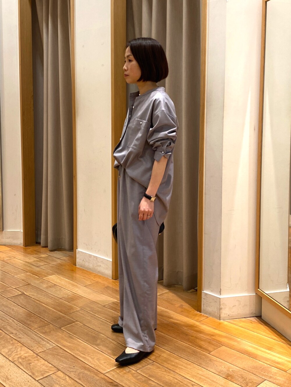 グレー系のシャツ/ブラウス、ブラック系のタンクトップ、グレー系のその他パンツを着用したレディースの春コーディネートの4枚目の写真