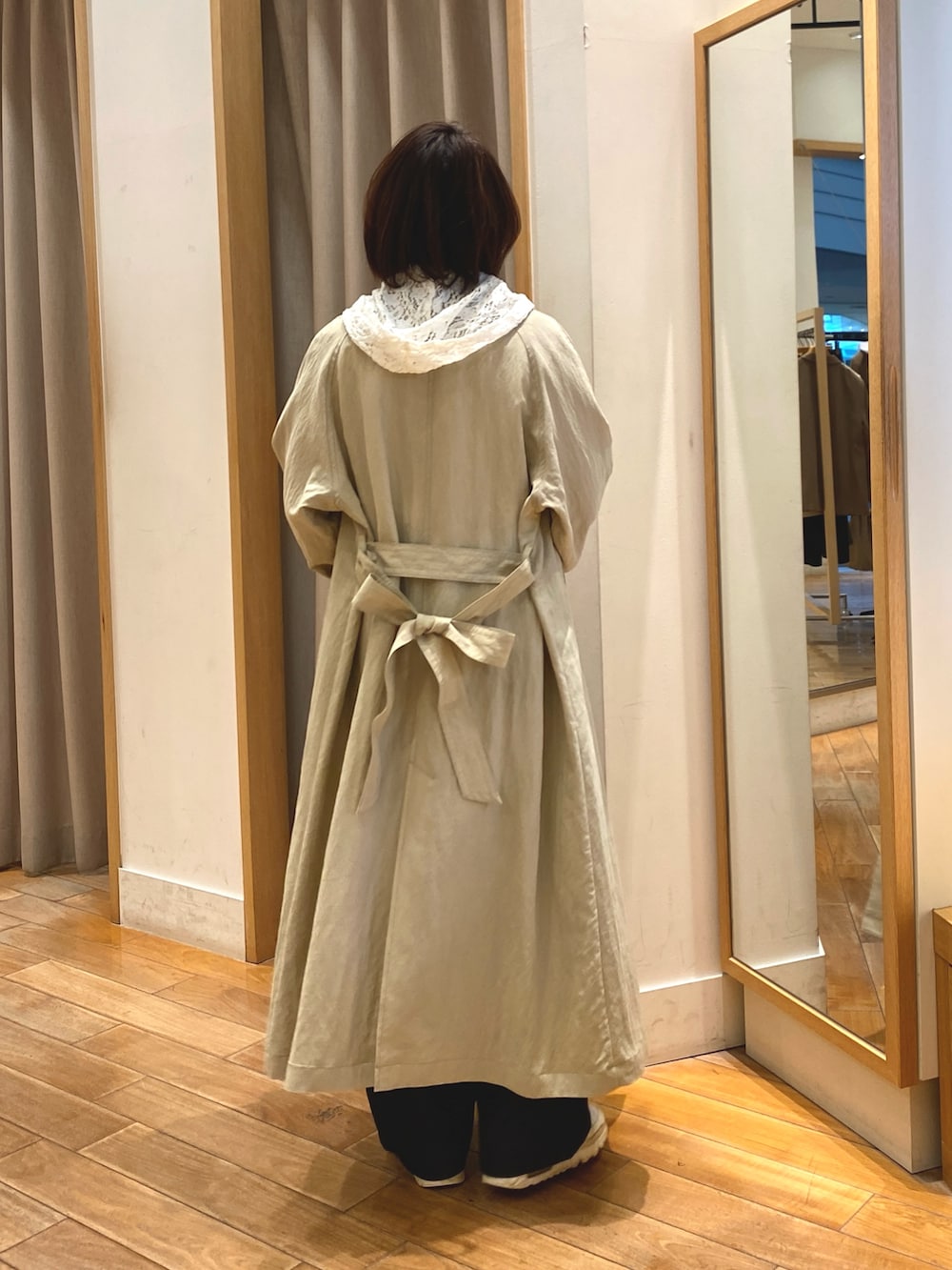 ホワイト系のTシャツ/カットソー、ベージュ系のステンカラーコート、ブラウン系のショルダーバッグを着用したレディースの春コーディネートの7枚目の写真
