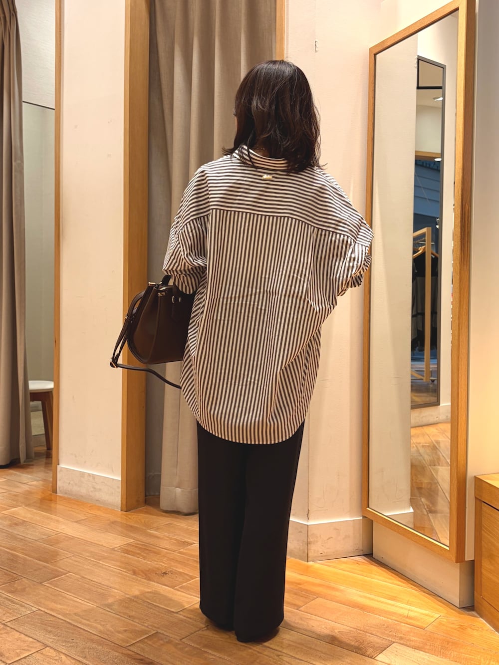 ブラック系のその他パンツ、ブラウン系のシャツ/ブラウス、ブラウン系のボストンバッグを着用したレディースの秋コーディネートの6枚目の写真