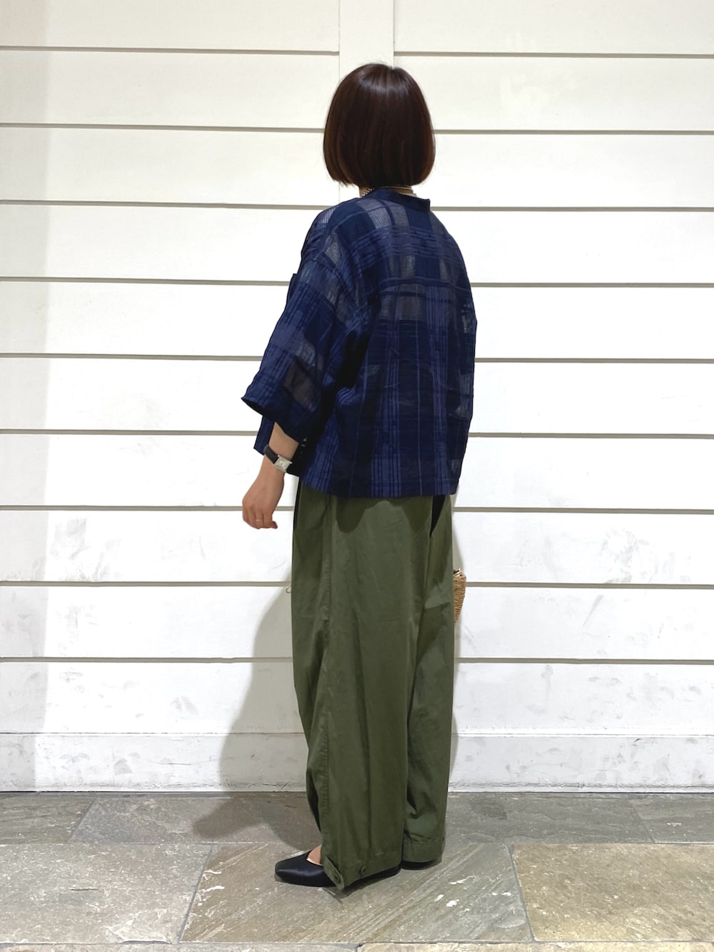 ブルー系のシャツ/ブラウス、グリーン系のその他パンツ、ベージュ系のかごバッグを着用したレディースの夏コーディネートの5枚目の写真